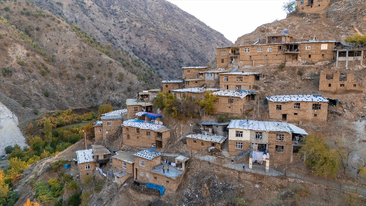 Bitlis'in Hizan ilçesinde taş evleriyle ilgi çeken Uzuntaş köyü, sonbahar renkleriyle fotoğraf...