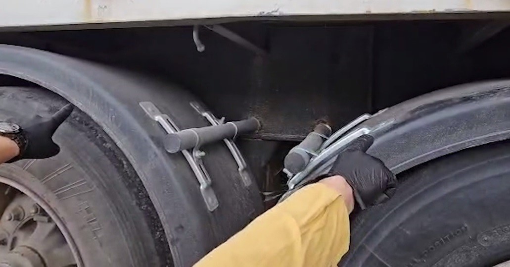 BİTLİS'TE GÖÇMEN KAÇAKÇILIĞINA YÖNELİK YÜRÜTÜLEN ÇALIŞMALAR KAPSAMINDA, BİR ARACIN DORSESİNDEKİ...