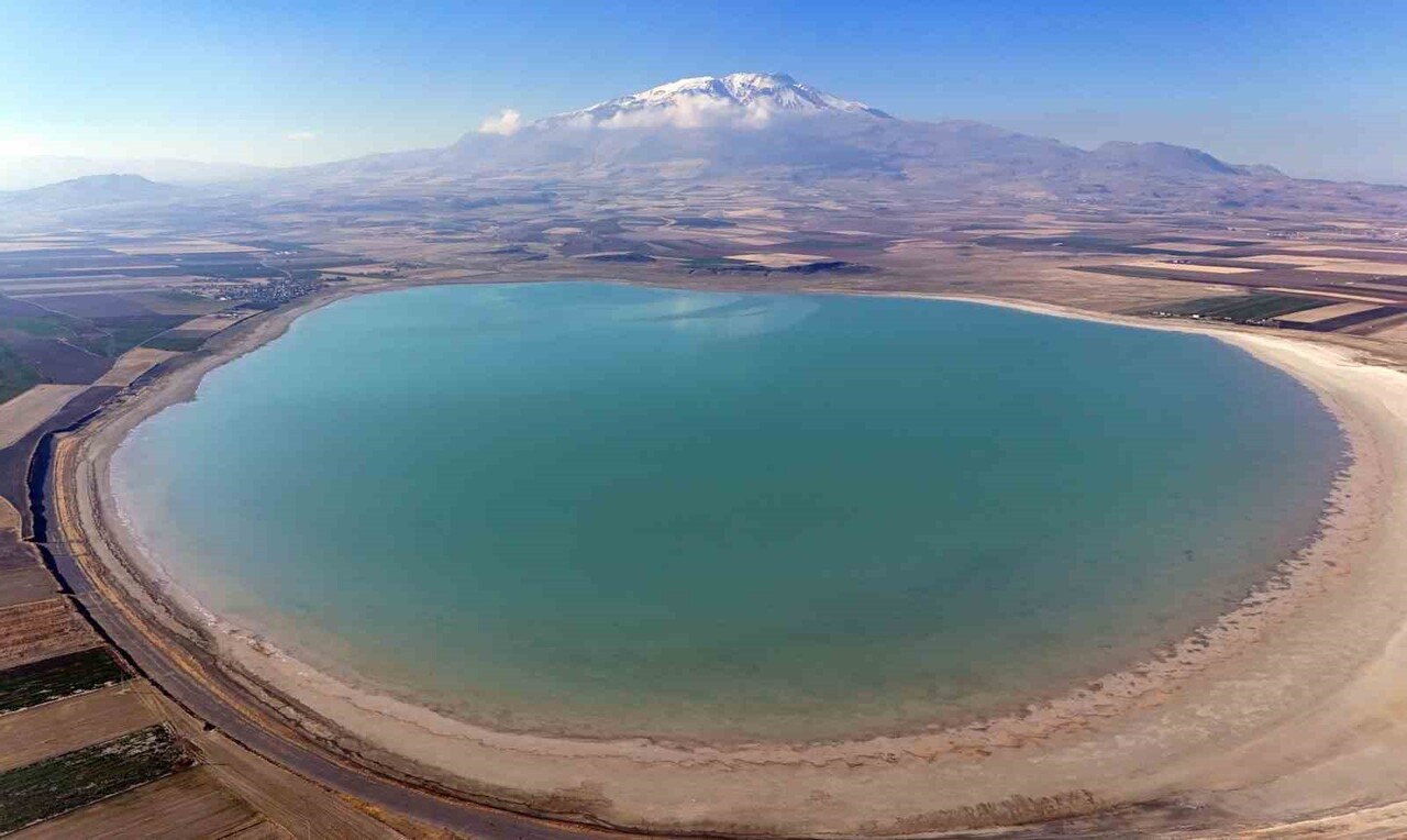 BİTLİS’İN ADİLCEVAZ İLÇESİ SINIRLARINDA BULUNAN VE “KUŞ CENNETİ” OLARAK BİLİNEN ARİN GÖLÜ, SON...