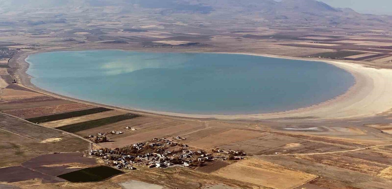 BİTLİS’İN ADİLCEVAZ İLÇESİ SINIRLARINDA BULUNAN VE “KUŞ CENNETİ” OLARAK BİLİNEN ARİN GÖLÜ, SON...