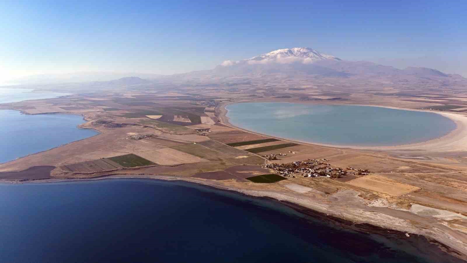 BİTLİS’İN ADİLCEVAZ İLÇESİNDE BULUNAN ARİN GÖLÜ, HAVADAN DRON İLE VAN GÖLÜ İLE BİRLİKTE...