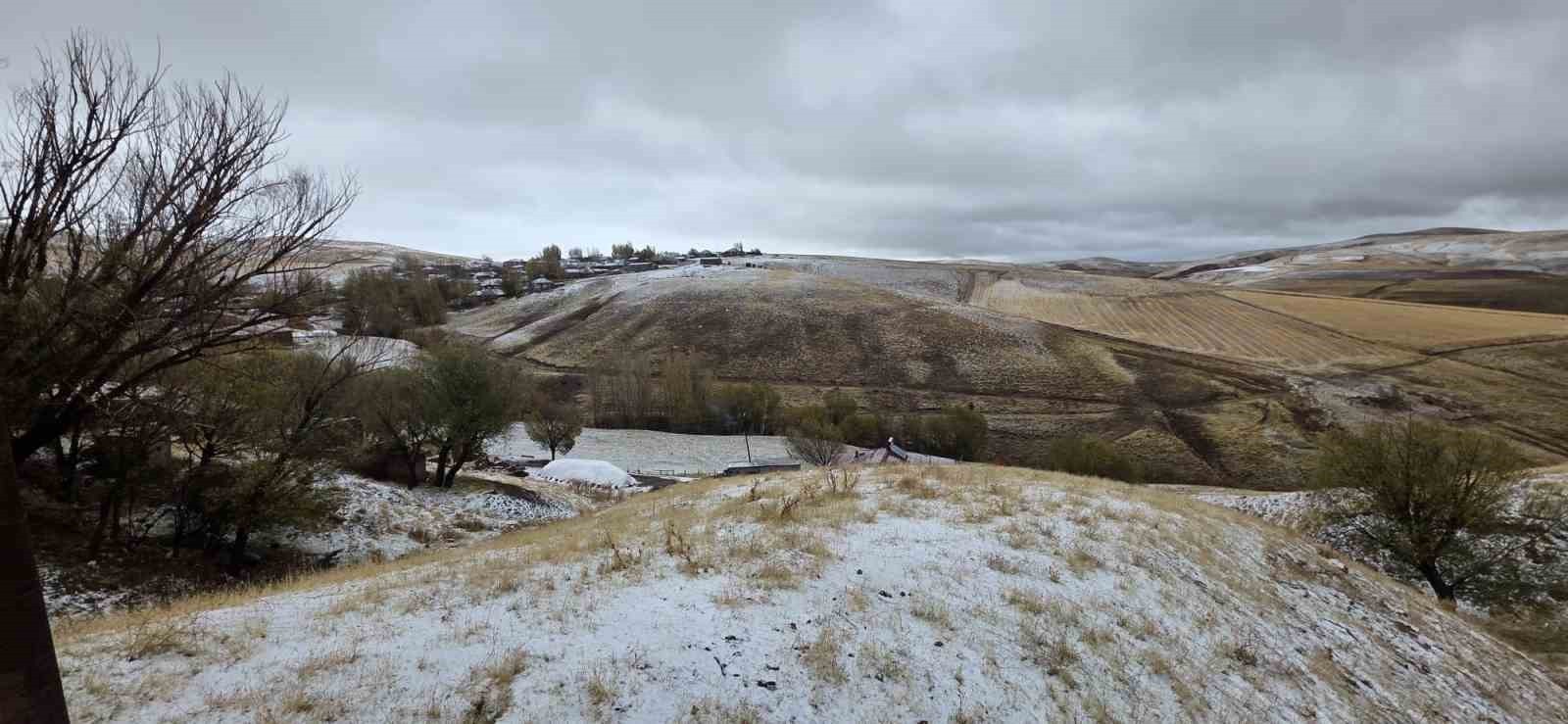BİTLİS’İN AHLAT İLÇESİNDE MEVSİMİN İLK KARI YAĞDI. İKİ GÜNDÜR ARALIKLARLA ETKİLİ OLAN YAĞMUR, GECE...