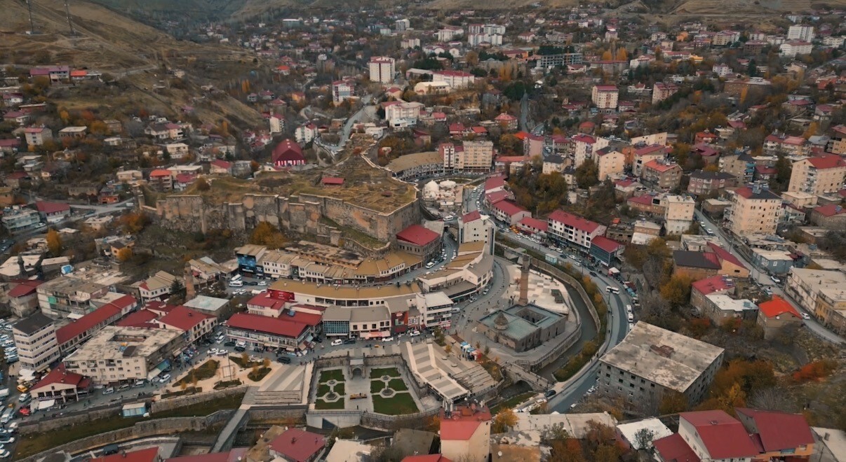 BİTLİS’İN TARİHİ ÇARŞISI SONBAHARIN EŞSİZ RENKLERİYLE HAVADAN GÖRÜNTÜLENDİ