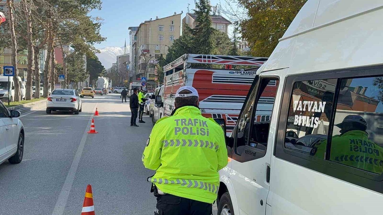 BİTLİS’İN TATVAN İLÇESİNDE İLÇE EMNİYET MÜDÜRLÜĞÜ TRAFİK ŞUBE EKİPLERİNCE KIŞ LASTİĞİ DENETİMİ...