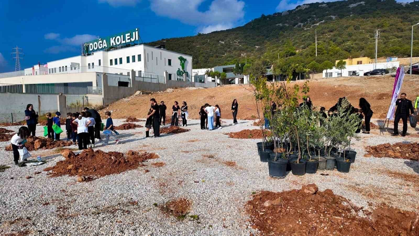 BODRUM BELEDİYESİ, ÇOCUKLARI DOĞA İLE BULUŞTURMAK AMACIYLA KENTİN FARKLI NOKTALARINDA FİDAN DİKİMİ...