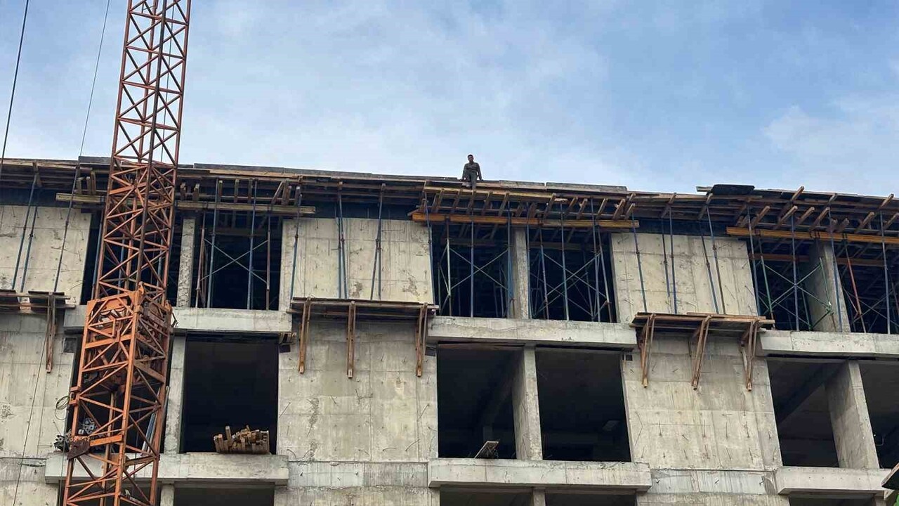 BOLU'DA KIZ ÖĞRENCİ YURDU İNŞAATINDA ÇALIŞAN İKİ İŞÇİ, 4 AYDIR MAAŞLARINI ALAMADIKLARINI İLERİ...