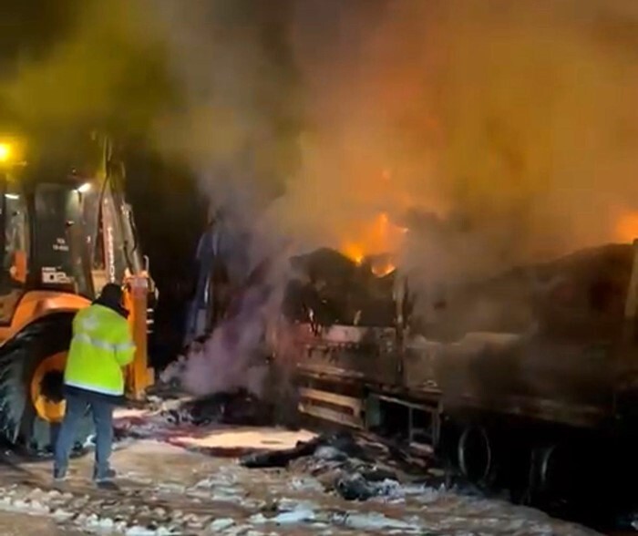 BOLU'DA SEYİR HALİNDEKİ TEKSTİL MALZEMESİ YÜKLÜ TIR, ALEV ALEV YANDI.