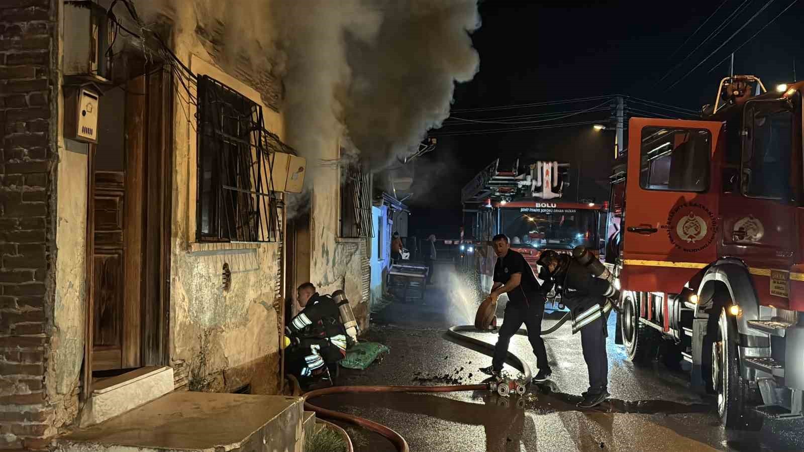 BOLU’DA 2 KATLI AHŞAP EVDE SOBADAN KAYNAKLI ÇIKAN YANGINDA 1 KİŞİ YARALANDI.