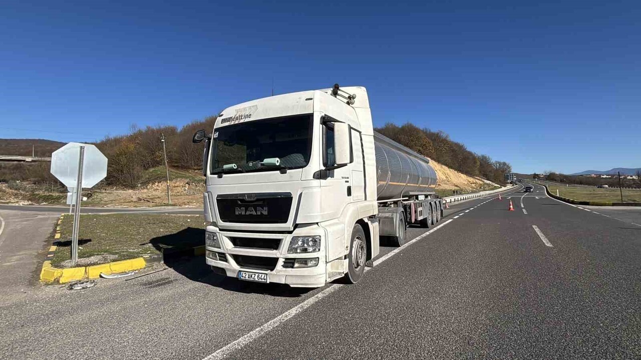 BOLU’DA D-100 KARA YOLUNDA MEYDANA AYNI ŞERİTTE İLERLEYEN TIRLA, HAFİF TİCARİ ARAÇ ÇARPIŞTI....