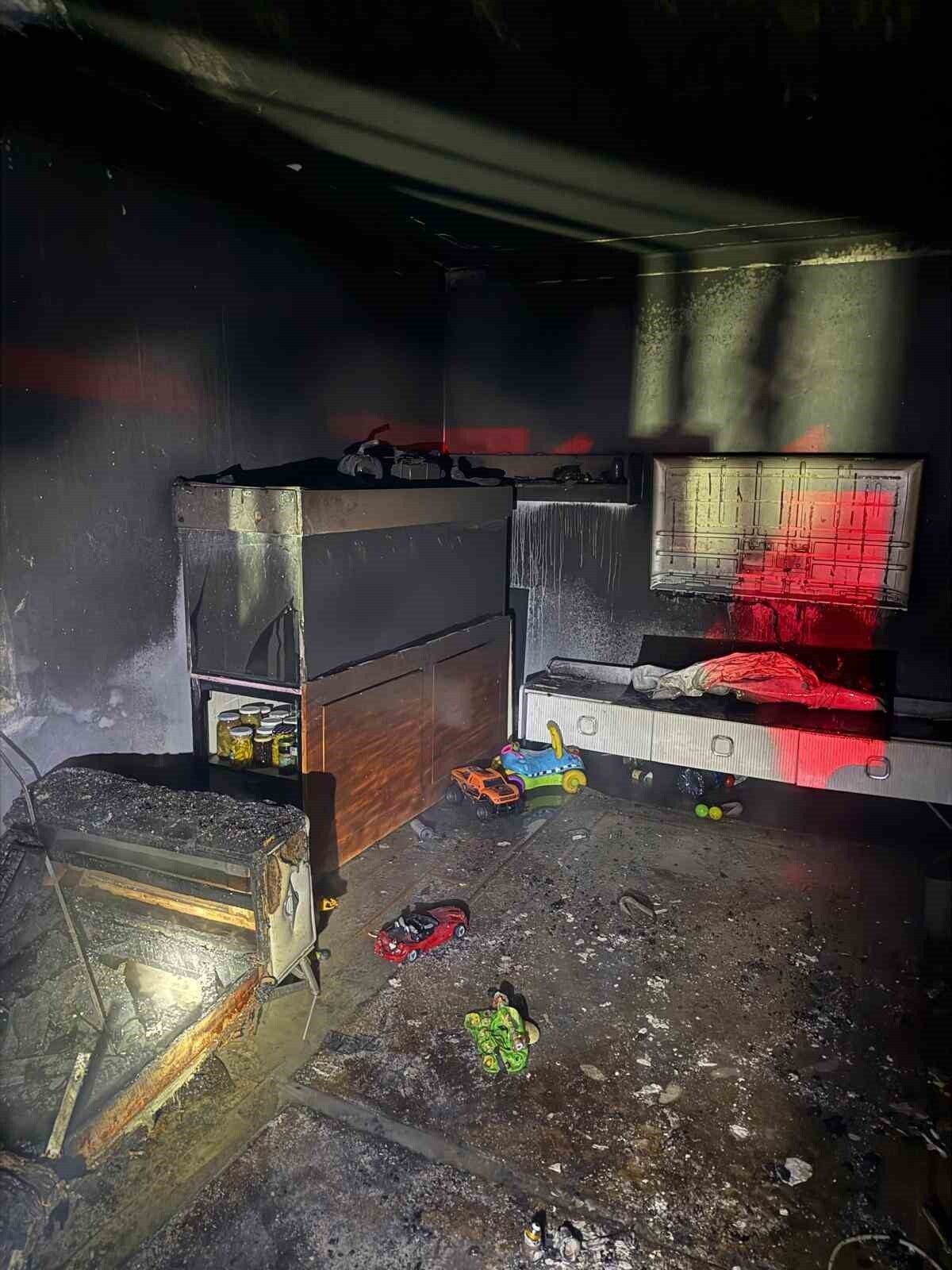 BOLU’DA ÖRENCİK KÖYÜNDE 2 KATLI EVİN BİR ODASINDA ÇIKAN YANGIN, ODAYI KÜLE ÇEVİRDİ.