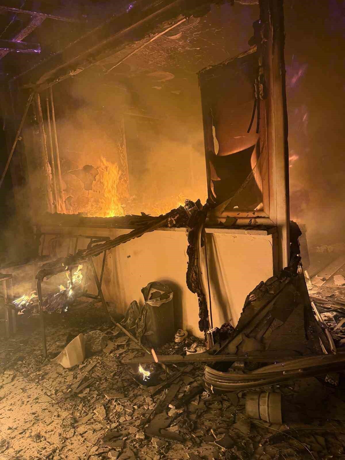 BOLU’DA ÖRENCİK KÖYÜNDE 2 KATLI EVİN BİR ODASINDA ÇIKAN YANGIN, ODAYI KÜLE ÇEVİRDİ.