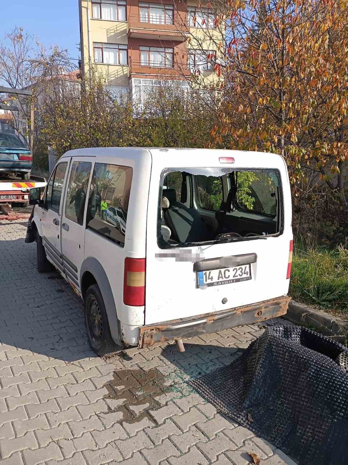 BOLU’DA ŞEHİR MERKEZİNDE UZUN SÜREDİR PARK HALİNDE BIRAKILAN HURDA ARAÇLAR, TRAFİK AKIŞINI...