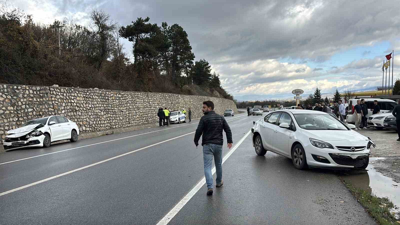 BOLU-MUDURNU KARA YOLUNDA ERPİLİÇ FABRİKASI ÖNÜNDE 3 ARACIN KARIŞTIĞI ZİNCİRLEME KAZADA 3 KİŞİ...