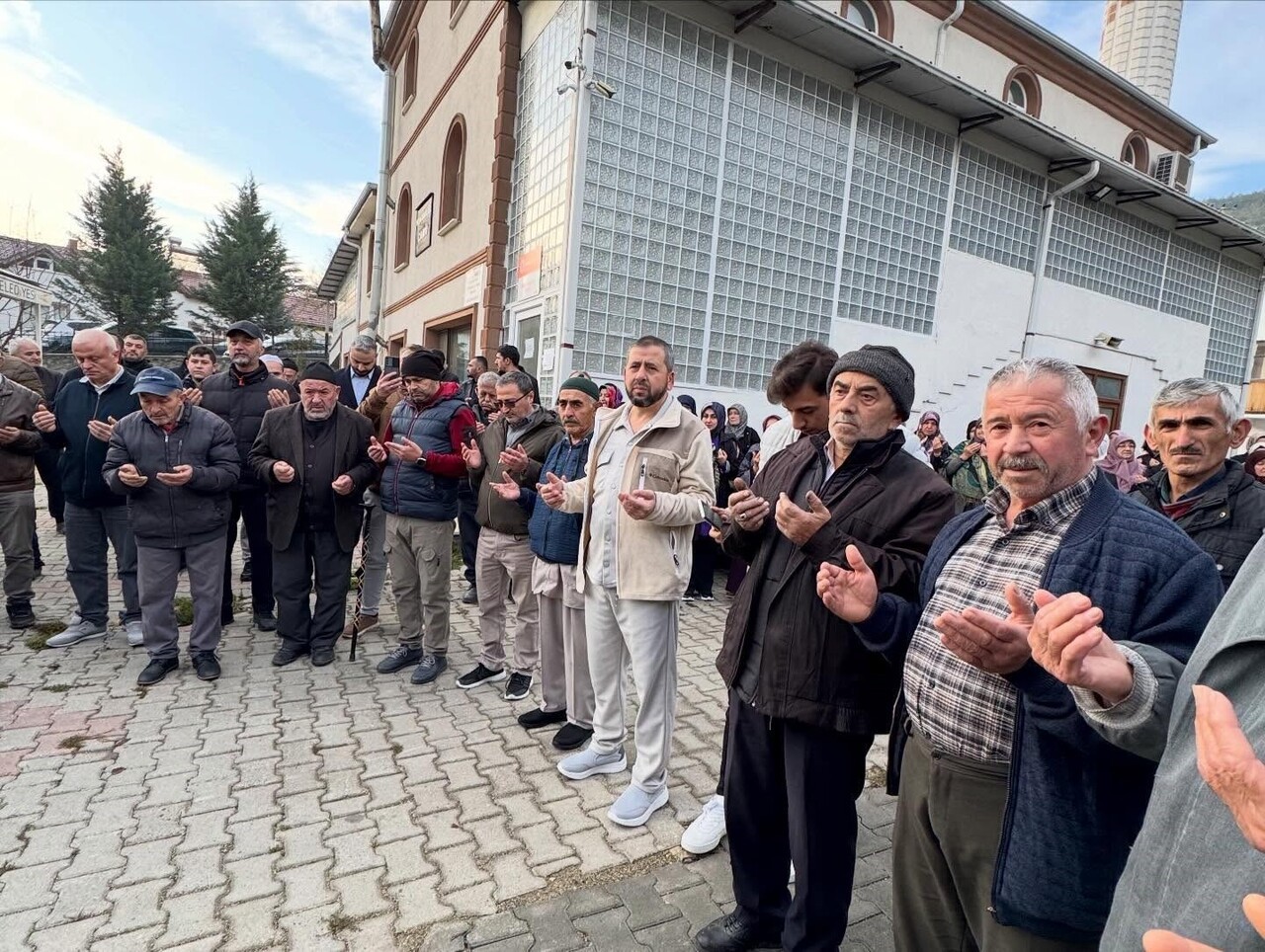 BOLU’NUN MUDURNU İLÇESİNDE KUTSAL TOPRAKLARA UMRE YOLCULARI DUALARLA UĞURLANDI.