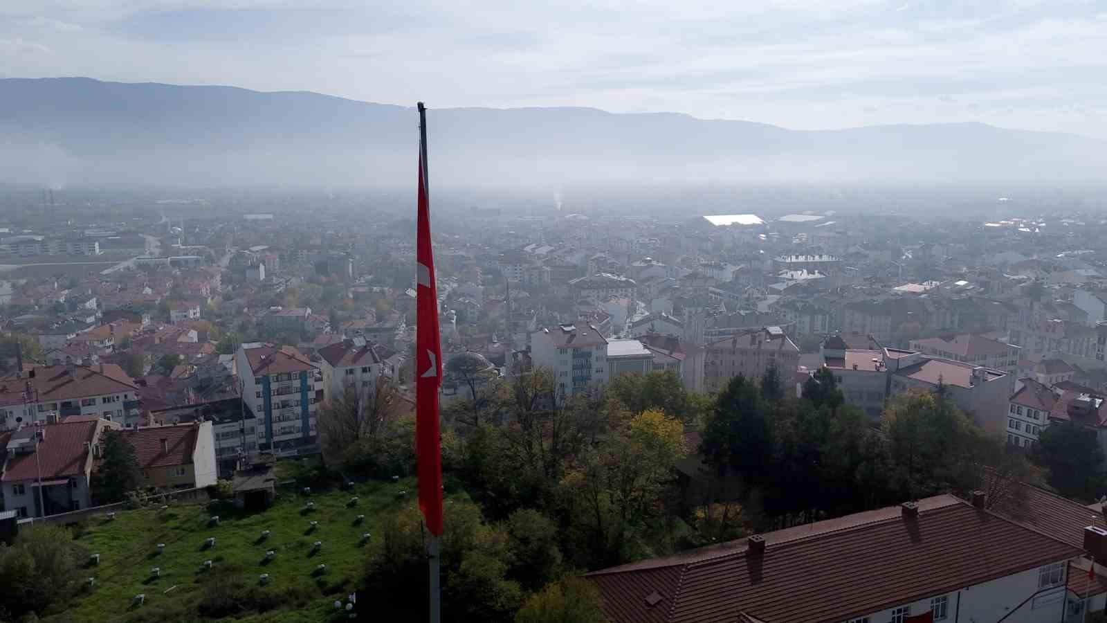 BOLU ŞEHİR MERKEZİ SABAH SAATLERİNDE YOĞUN SİSİN ETKİSİ ALTINA GİRDİ. KENTİN ÜZERİNİ KAPLAYAN...