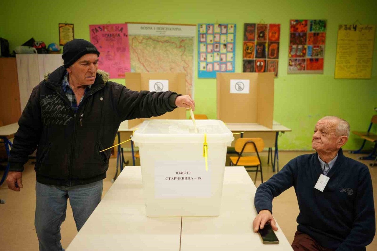 BOSNA HERSEK’TE SIRPLARIN YOĞUN OLARAK YAŞADIĞI SIRP CUMHURİYETİ ENTİTESİNDE HALK, YENİ ENTİTE...