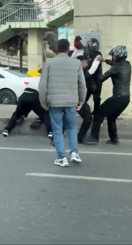BOSTANCI KÖPRÜSÜ'NDE MEYDANA GELEN MOTORCU KAVGASINDA BİR SÜRÜCÜNÜN DİĞERİNE MOTOR KASKIYLA VURMA...