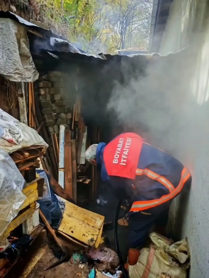 BOYABAT İLÇESİNDE BİR EVİN ODUNLUK KISMINDA ÇIKAN YANGIN, İTFAİYE EKİPLERİNİN HIZLI MÜDAHALESİ...