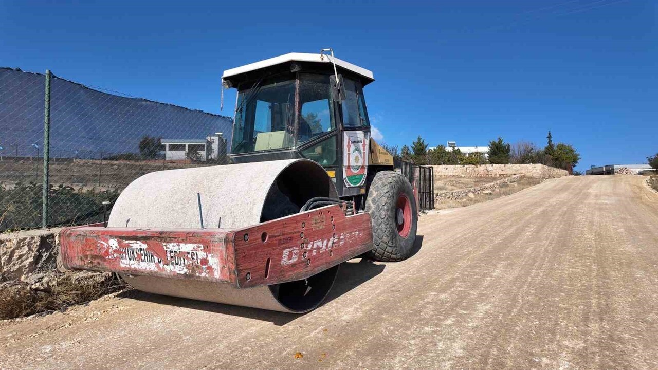 BOZOVA’DA DEFORME OLAN YOL YENİLENİYOR