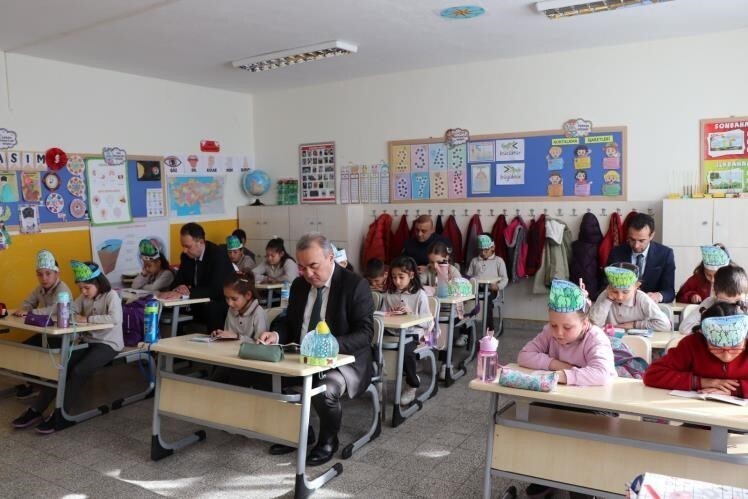 BOZÜYÜK'TE KAYMAKAM VE ÖĞRENCİLER KİTAPLA BULUŞTU