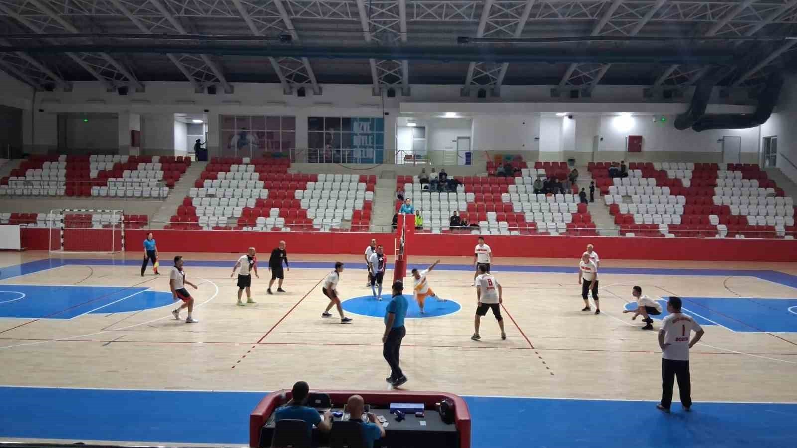 BOZÜYÜK’TE KAYMAKAMLIK KURUMLAR ARASI VOLEYBOL TURNUVASI BAŞLADI