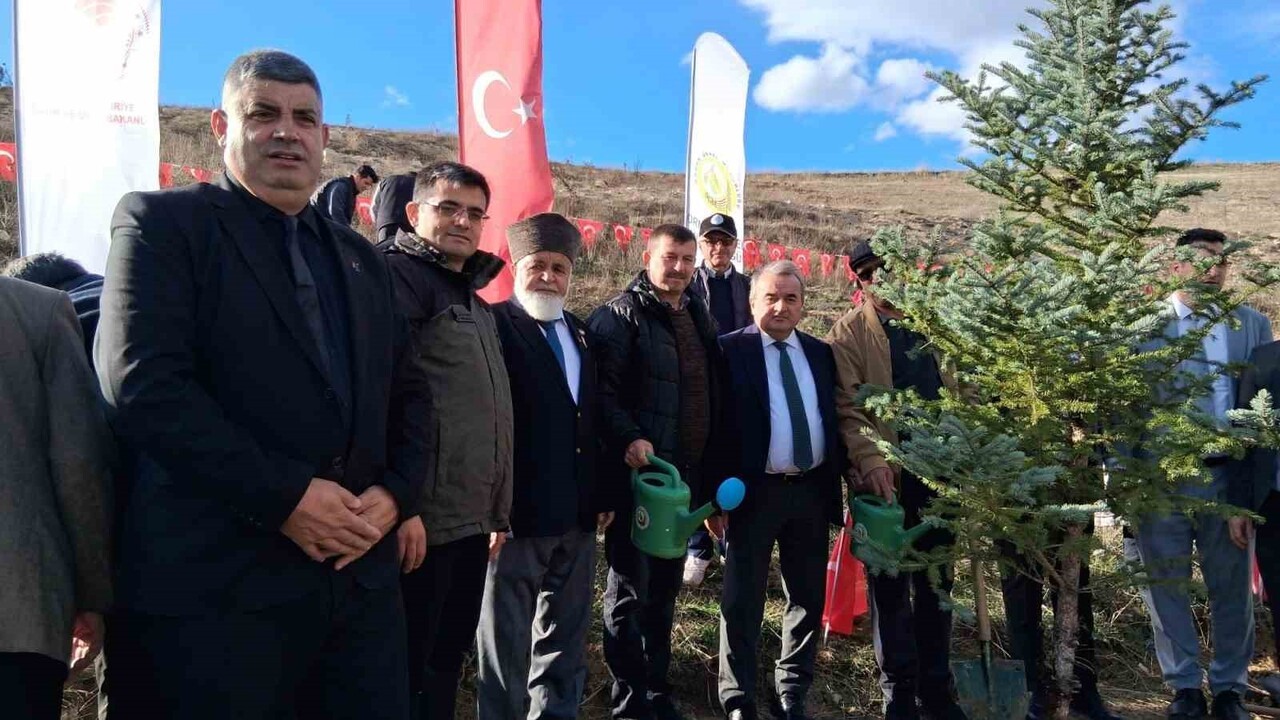 BOZÜYÜK’TE ŞEHİTLER ANISINA FİDAN DİKİMİ