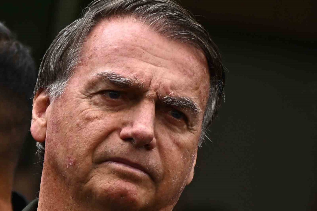 BRASILIA (İHA) - BREZİLYA’DA EV HAPSİNDE TUTULAN ESKİ DEVLET BAŞKANI JAİR BOLSONARO, DESTEKÇİLERİ...