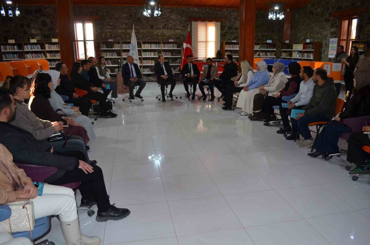 BULANIK KAYMAKAMI KOŞANSU, KÜTÜPHANE BULUŞMALARI'NDA ÖĞRETMENLER GÜNÜ'NE ÖZEL SÖYLEŞİ