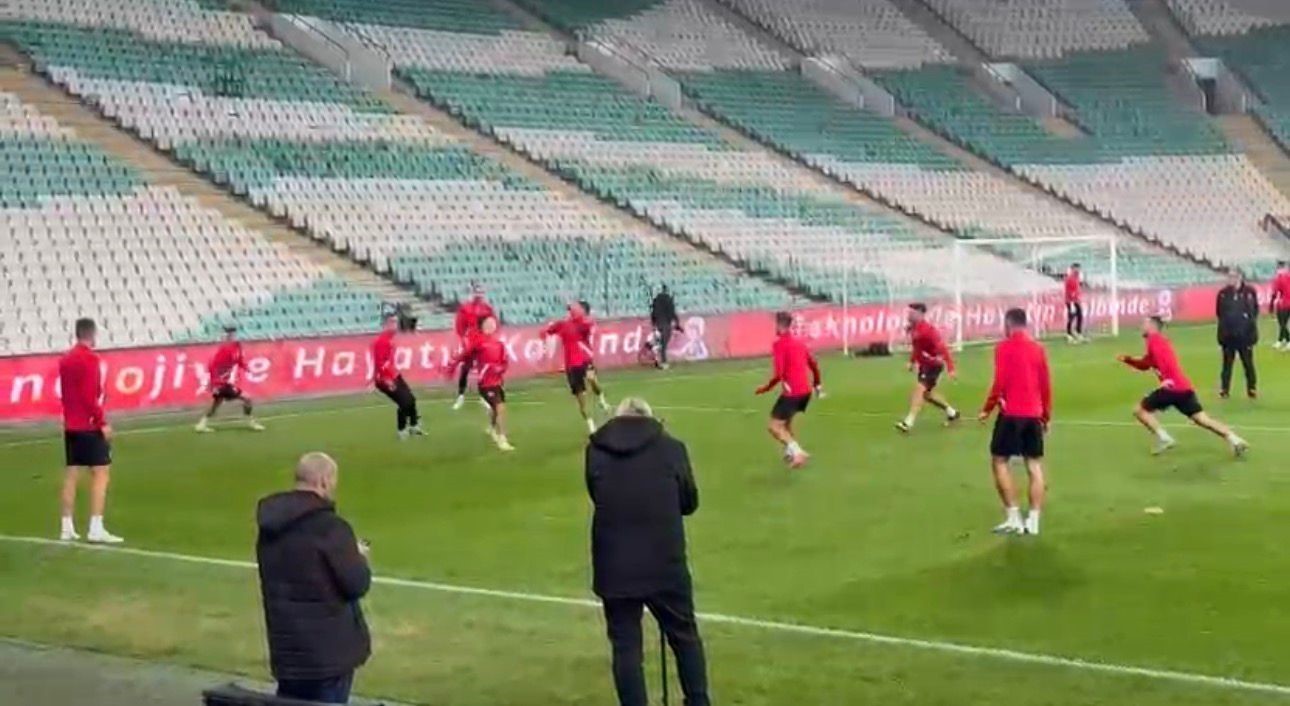 BULGARİSTAN TEKNİK DİREKTÖRÜ DİMİTROV: "AĞIR MAĞLUBİYETİN TRAVMASINI ATLATMAK ZORUNDAYIZ"