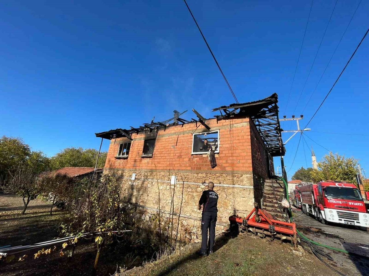 BURDUR'DA 2 KATLI EVDE ÇIKAN YANGIN İTFAİYE EKİPLERİ TARAFINDAN KONTROL ALTINA ALINARAK...