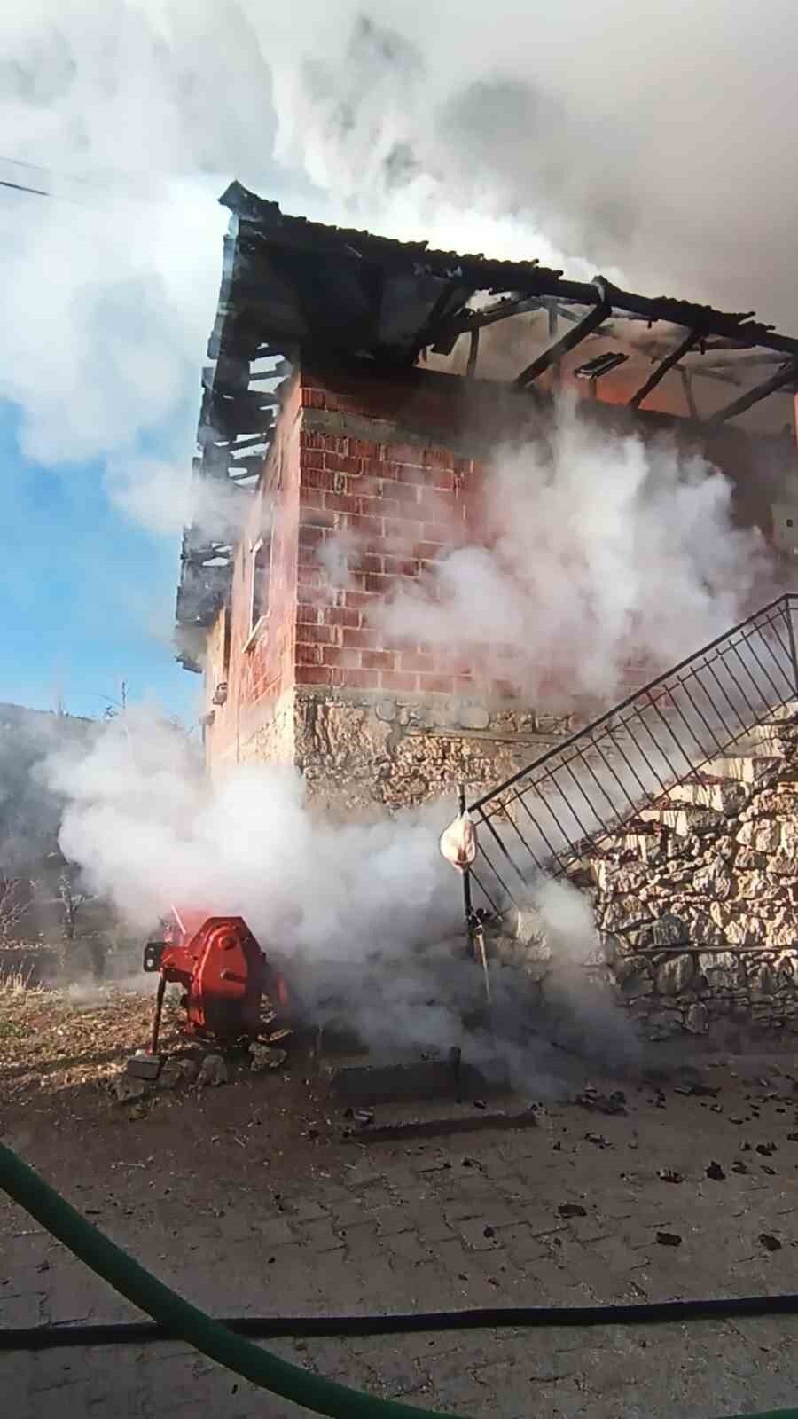 BURDUR'DA 2 KATLI EVDE ÇIKAN YANGIN İTFAİYE EKİPLERİ TARAFINDAN KONTROL ALTINA ALINARAK...