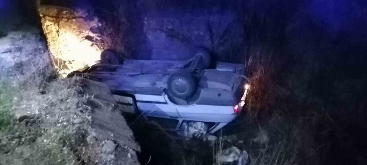 BURDUR'UN BUCAK İLÇESİNDE, KÖPEĞE ÇARPMAMAK İÇİN ANİ MANEVRA YAPAN SÜRÜCÜNÜN DİREKSİYON...