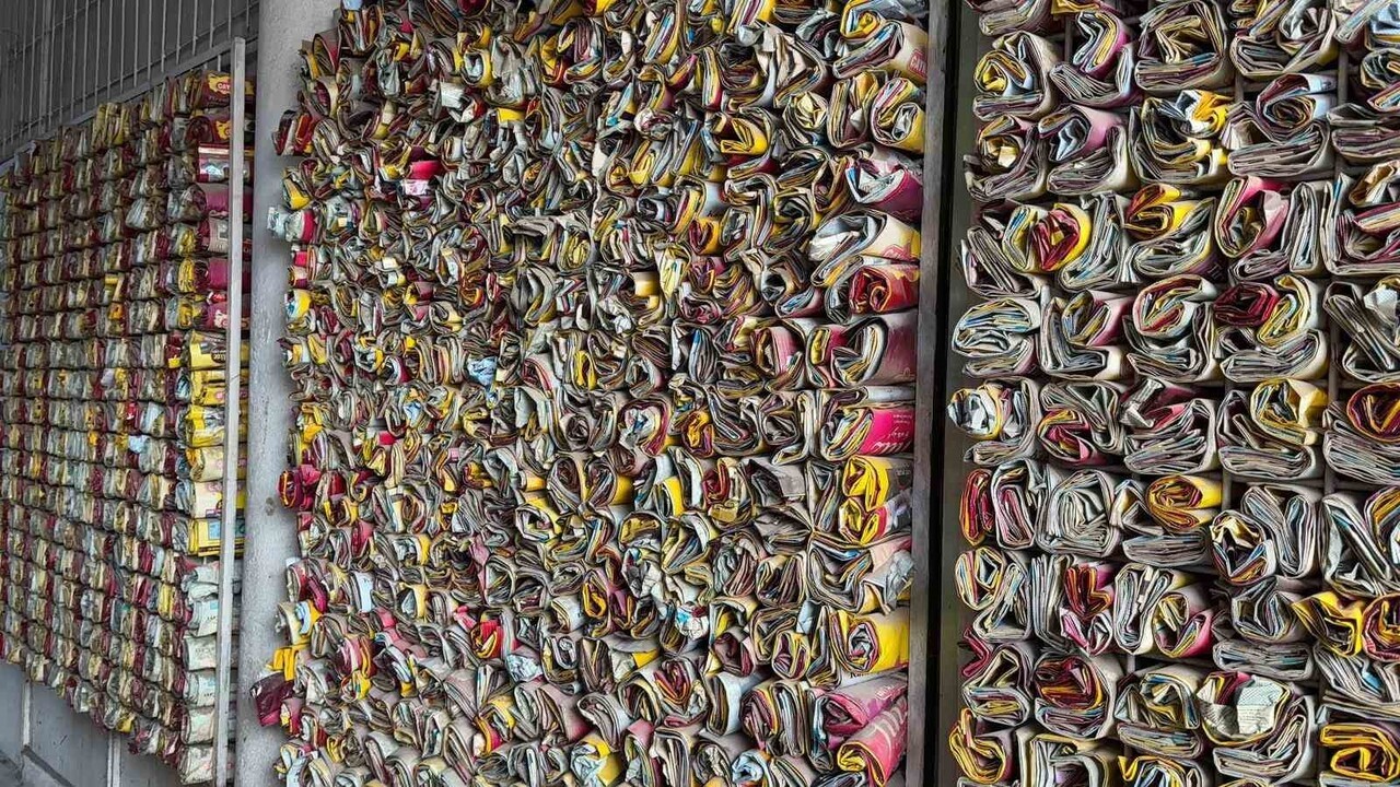 BURDUR’DA ÇAY OCAĞI İŞLETEN VE AYNI ZAMANDA KULLANDIĞI ÇAY PAKETLERİNİ 18 YILDIR SAKLAYAN ÜZEYİR...