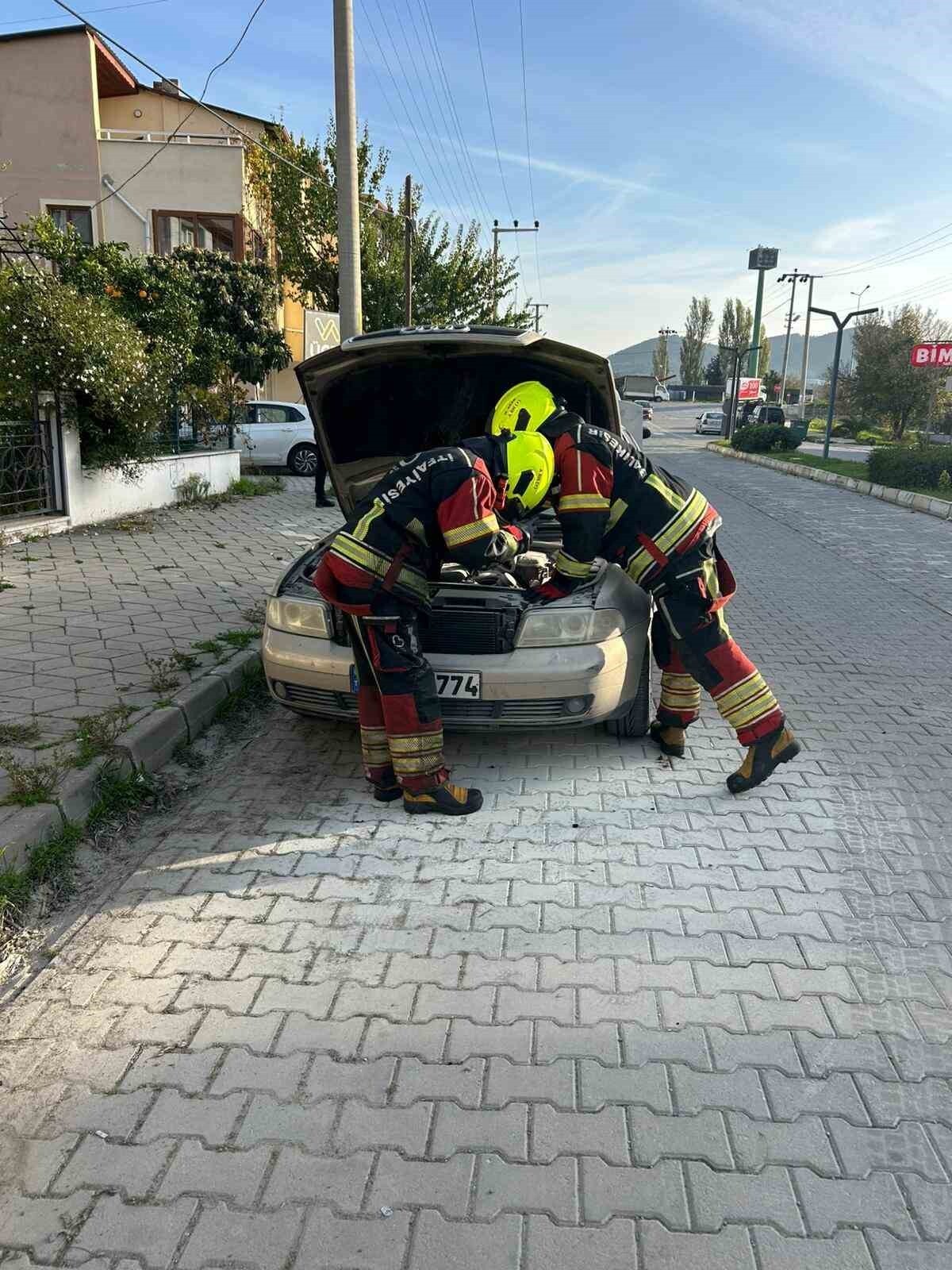 BURHANİYE’NİN ÖREN MAHALLESİ’NDE SEYİR HALİNDEKİ BİR OTOMOBİLDE MOTOR YANGINI ÇIKTI. YANGIN...