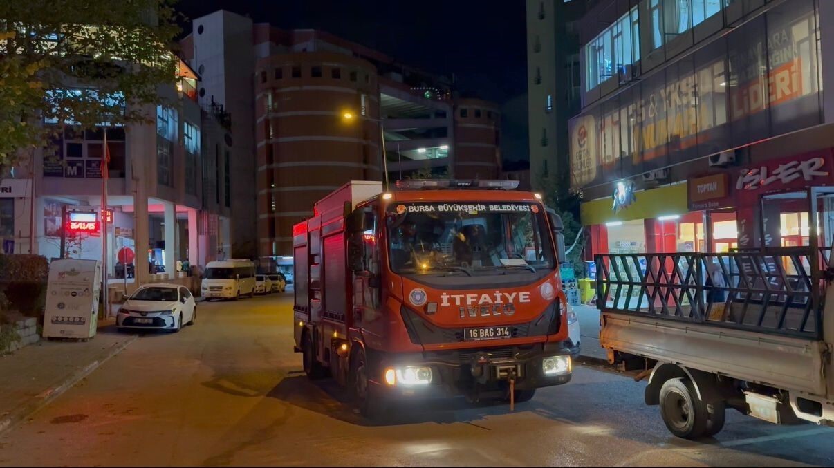 BURSA'DA ASANSÖR ARIZASI : 2 ÖĞRENCİ 45 DAKİKA MAHSUR KALDI