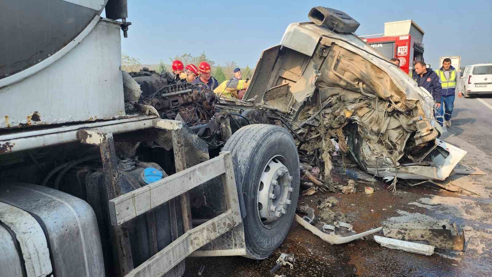 BURSA'DA AYNI İSTİKAMETTE SEYREDEN TIRA ARKADAN ÇARPAN SÜT TANKERİNİN SÜRÜCÜSÜ, KABİN İÇERİSİNDE...