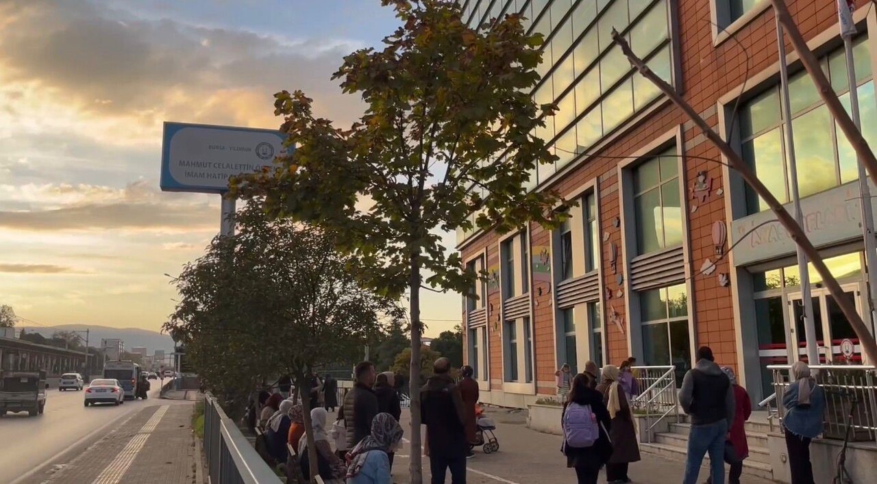 BURSA'DA BİR OKULDA SATILAN TARİHİ GEÇMİŞ PROFİTEROL TATLISI TÜKETEN 8 ÖĞRENCİ, FENALAŞARAK...