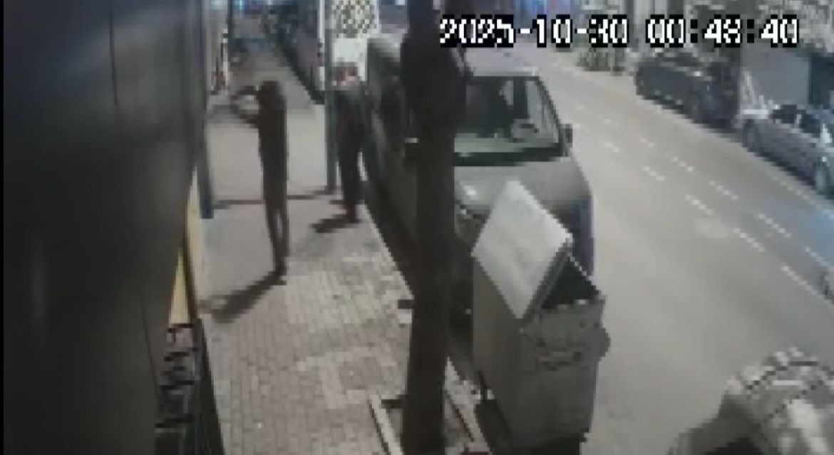 BURSA'DA BİR ŞÜPHELİ SOHBET EDEN İKİ KİŞİDEN "MÜSAADE İSTEYİP" KENARA ÇEKİLMELERİNİ İSTEDİ...