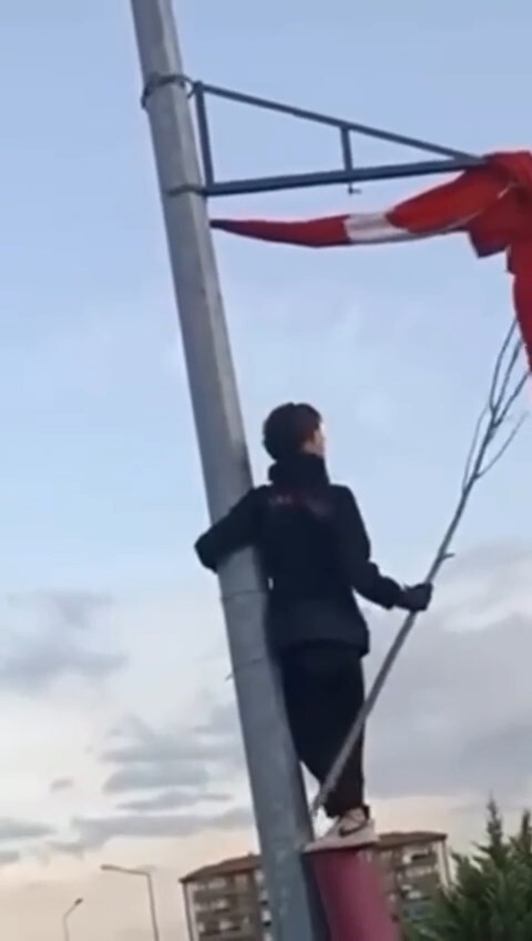 BURSA'DA DİREKTE RÜZGÂR NEDENİYLE KATLANAN TÜRK BAYRAĞINI FARK EDEN ÜÇ ÇOCUK, BÜYÜK BİR DUYARLILIK...
