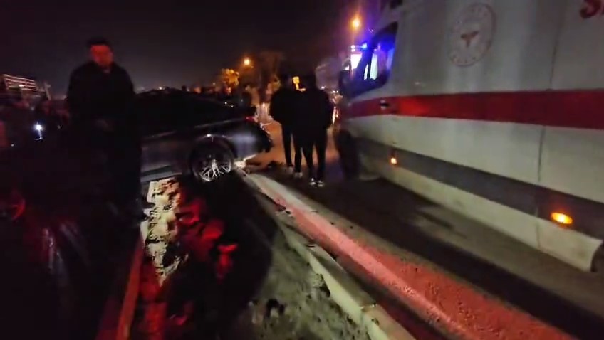 BURSA'DA HAFİF TİCARİ ARAÇ İLE OTOMOBİLİN KARIŞTIĞI KAZADA 1 KİŞİ HAYATINI KAYBETTİ.