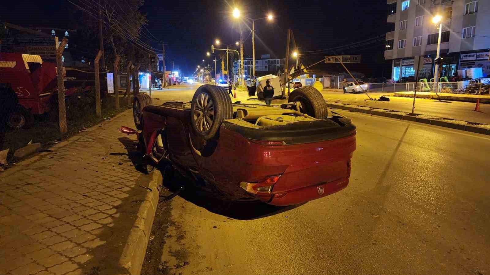 BURSA'DA HIZLA GELEN OTOMOBİL, AYNI İSTİKAMETTEKİ KAMYONETE ÇARPMASI SONUCU ORTALIK SAVAŞ ALINANA...