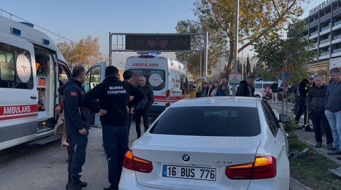 BURSA'DA İDDİAYA GÖRE YARIŞ YAPAN İKİ OTOMOBİL KONTROLDEN ÇIKARAK ÖNCE BELEDİYE OTOBÜSÜNE ARDINDAN...