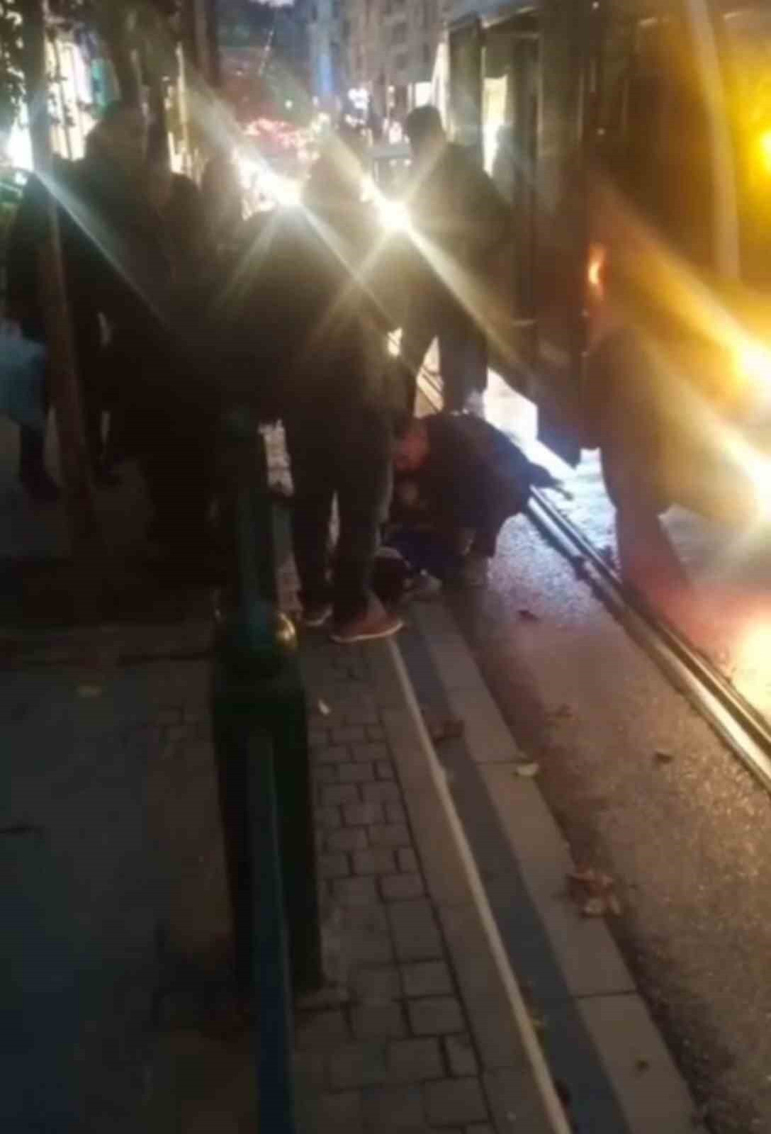 BURSA'DA MEYDANA GELEN KAZADA MİNİBÜSÜN ÇARPTIĞI 9 YAŞINDAKİ ÇOCUK YARALANDI.