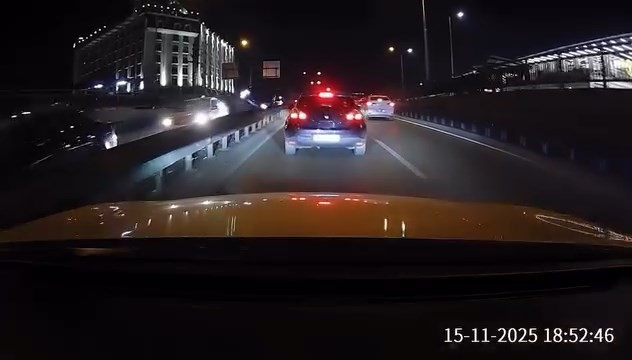 BURSA'DA OTOMOBİL, BATÇIKTA ARAÇLARIN DURDUĞUNU FARK ETMEYİNCE EN ARKADAKİ OTOMOBİLİN ÜZERİNE...