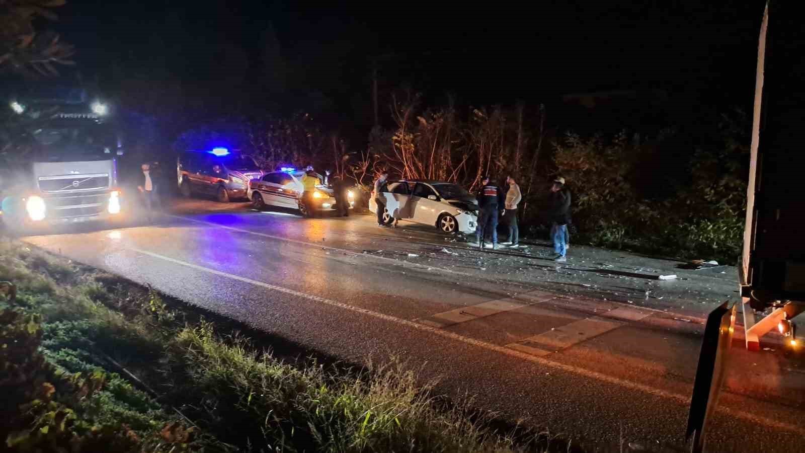 BURSA'DA RULO SAÇ YÜKLÜ TIR İLE OTOMOBİLİN ÇARPIŞTIĞI KAZADA 1 KİŞİ YARALANDI.