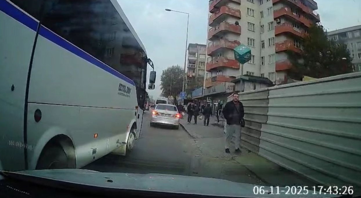 BURSA'DA SERVİS ARACI İLE OTOMOBİL ARASINDA YOL VERME TARTIŞMASI ARAÇ KAMERASINA YANSIDI.