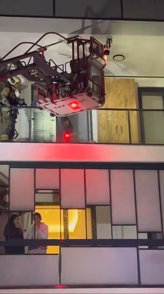 BURSA'DA SİNİR KRİZİ GEÇİREN KADIN, OTURDUĞU APARTMAN DAİRESİNİ ATEŞE VERMEK İSTEDİ. OLAY MÜDAHALE...