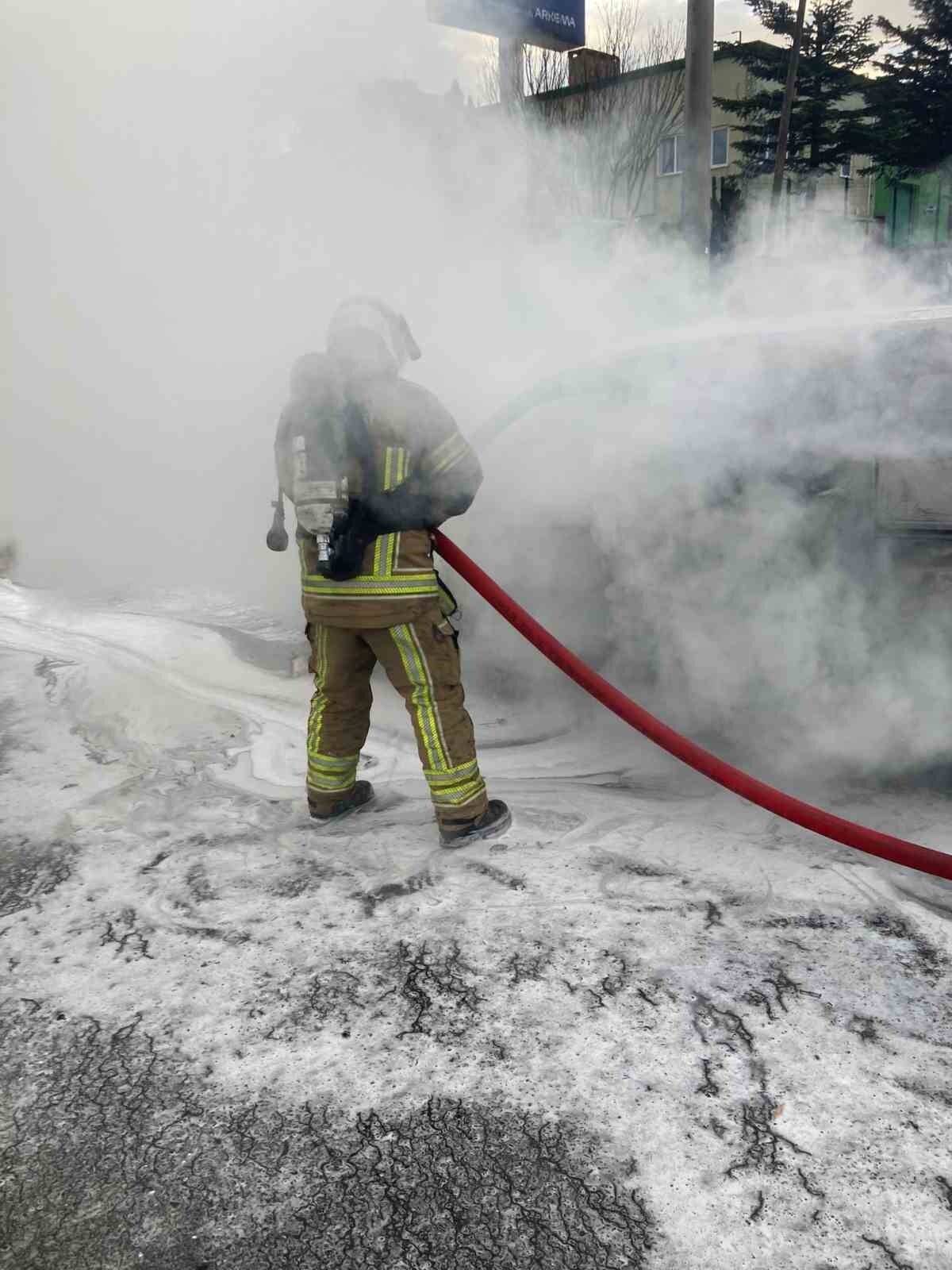 BURSA'NIN İNEGÖL İLÇESİNDE SEYİR HALİNDEKİ OTOMOBİL, ALEV TOPUNA DÖNDÜ. PATLAMANIN DA YAŞANDIĞI...