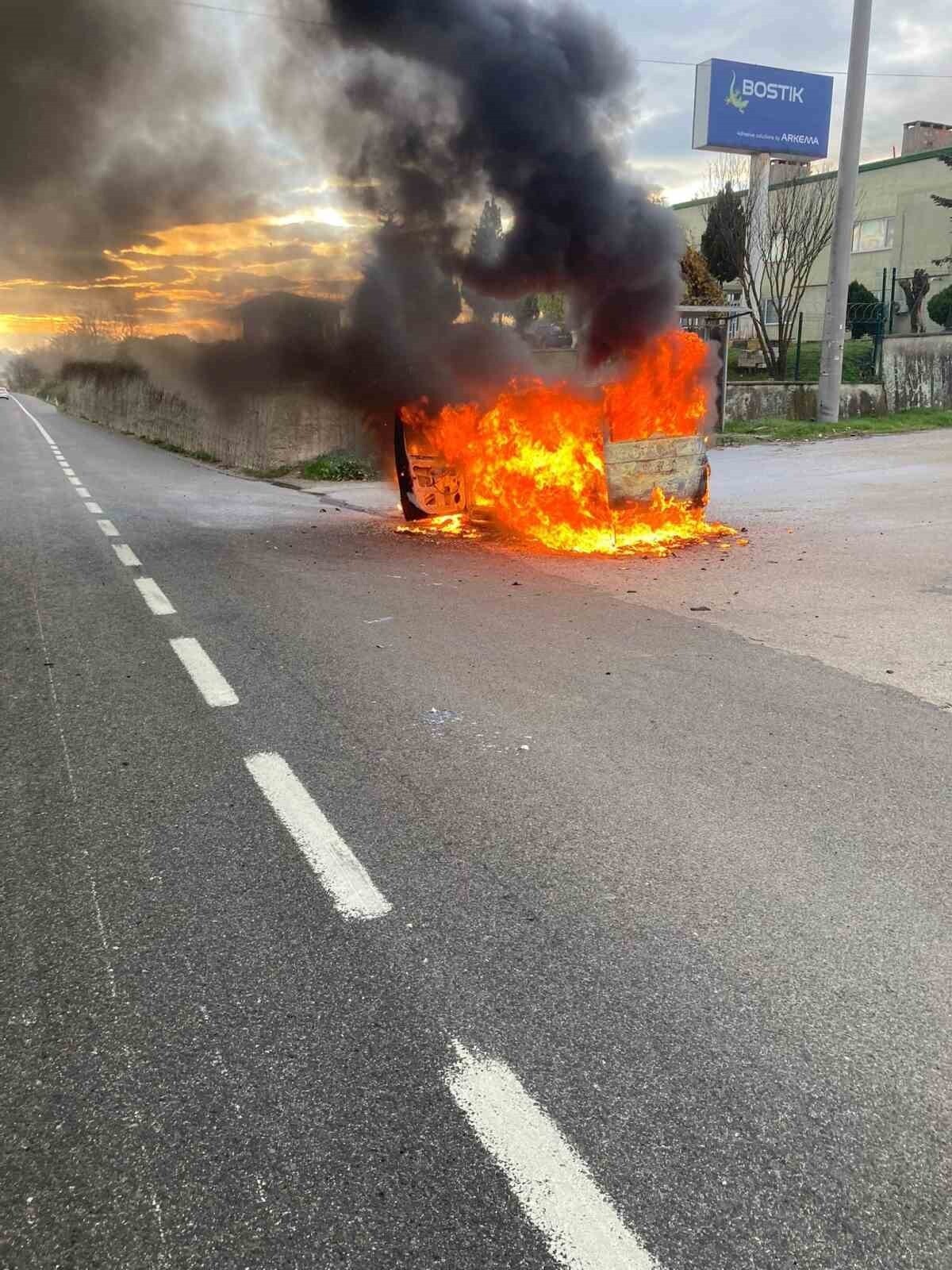 BURSA'NIN İNEGÖL İLÇESİNDE SEYİR HALİNDEKİ OTOMOBİL, ALEV TOPUNA DÖNDÜ. PATLAMANIN DA YAŞANDIĞI...