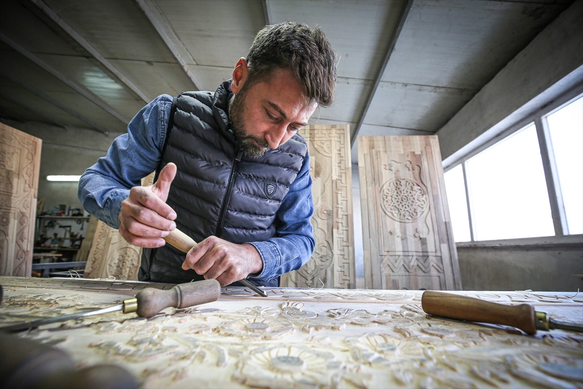 Bursa'nın İznik ilçesinde yaşayan marangoz Fahri Kaptan, kendi kendine öğrendiği ahşap oyma...